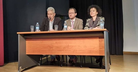 El representante del Ayuntamiento Ángel Gutiérrez Blanco, el director general de Patrimonio Cultural de la Junta de Castilla y León, Gumersindo Bueno, y la directora Carmen Comadrán.